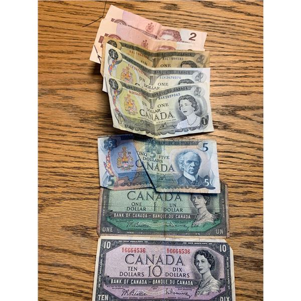 ESTATE ITEM - Lot of Vintage Canadian Bills ( Face Value $22.00)