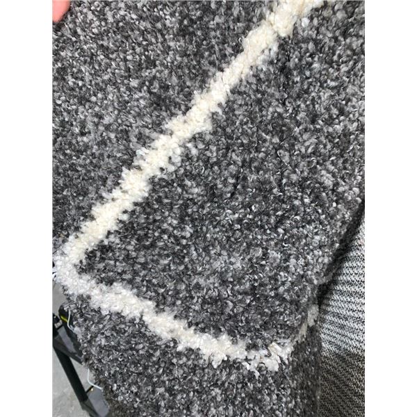 Area rug 5' 3" x 7' 4"