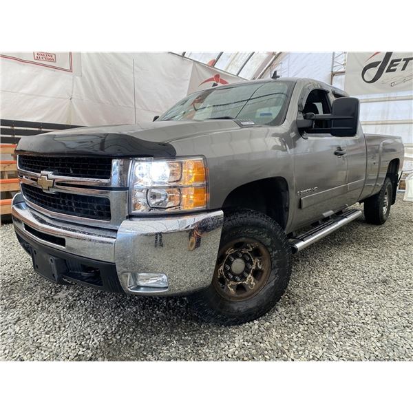 F3 --  2007 CHEVROLET SILVERADO 3500 CREW CAB 4X4, Silver, 197,680 KM