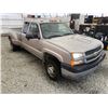 Image 10 : F6E --  2004 CHEVROLET SILVERADO 3500 CREW CAB 4X4 DUALLY, Silver, 205018 KM