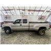 Image 17 : F6E --  2004 CHEVROLET SILVERADO 3500 CREW CAB 4X4 DUALLY, Silver, 205018 KM