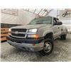 Image 1 : F6E --  2004 CHEVROLET SILVERADO 3500 CREW CAB 4X4 DUALLY, Silver, 205018 KM
