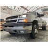 Image 2 : F6E --  2004 CHEVROLET SILVERADO 3500 CREW CAB 4X4 DUALLY, Silver, 205018 KM