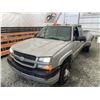 Image 4 : F6E --  2004 CHEVROLET SILVERADO 3500 CREW CAB 4X4 DUALLY, Silver, 205018 KM