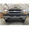 Image 5 : F6E --  2004 CHEVROLET SILVERADO 3500 CREW CAB 4X4 DUALLY, Silver, 205018 KM