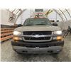 Image 6 : F6E --  2004 CHEVROLET SILVERADO 3500 CREW CAB 4X4 DUALLY, Silver, 205018 KM