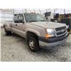 Image 9 : F6E --  2004 CHEVROLET SILVERADO 3500 CREW CAB 4X4 DUALLY, Silver, 205018 KM