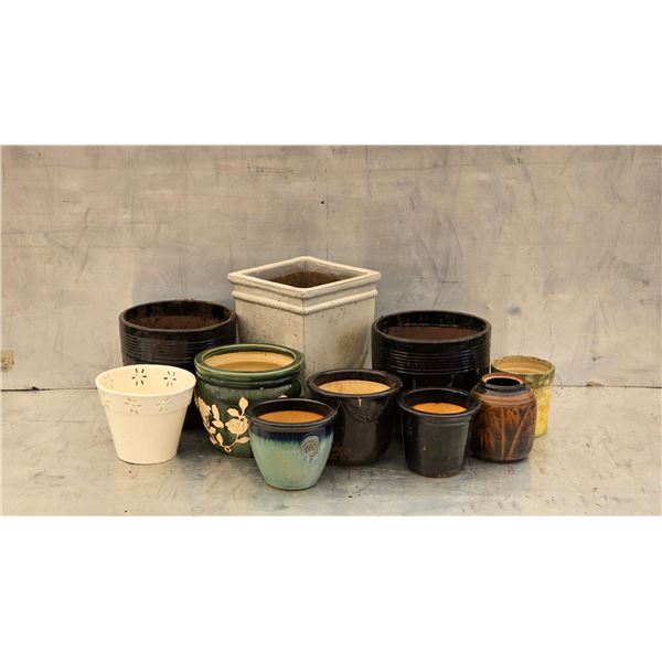 542 -- LARGE ASSORTMENT OF CERAMIC GLAZED POTS