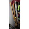 Image 1 : LOT OF 6 SHOVELS/RAKES/FLOOR SQUEEGEE