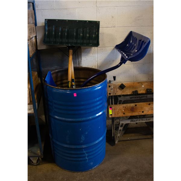 BARREL WITH 4 SHOVELS