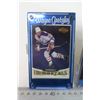 Image 2 : 2 Wayne Gretzky hockey cards with case and stand - 1 stand damaged
