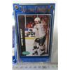 Image 3 : 2 Wayne Gretzky hockey cards with case and stand - 1 stand damaged