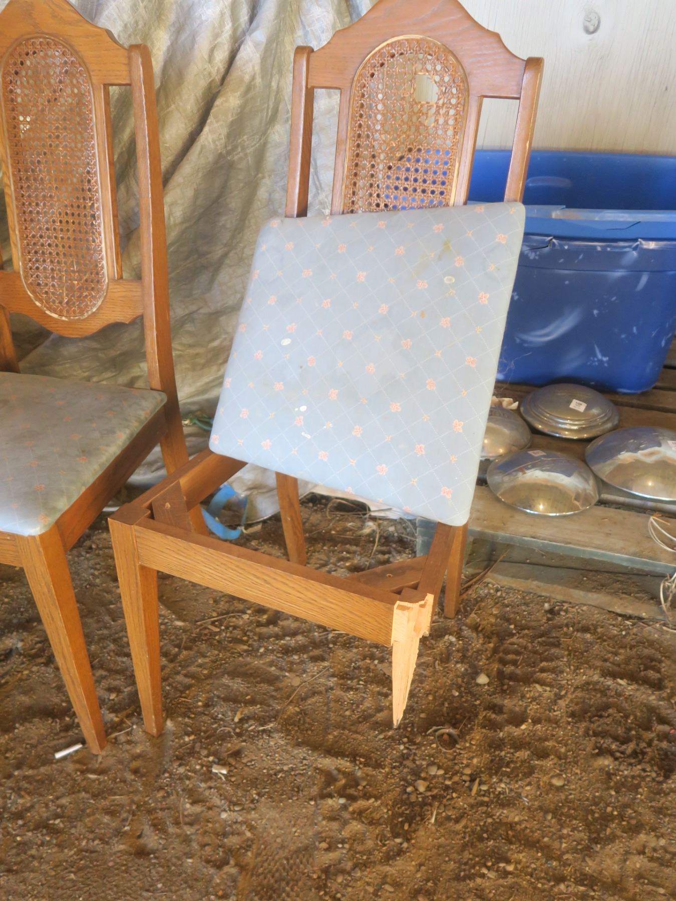 set of 6 dining chairs 1 damaged, seat detached, missing leg