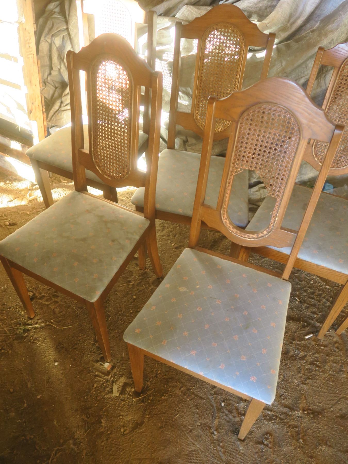 set of 6 dining chairs 1 damaged, seat detached, missing leg