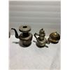 Image 2 : 3 Decorative items - 2 metal teapots and 1 container