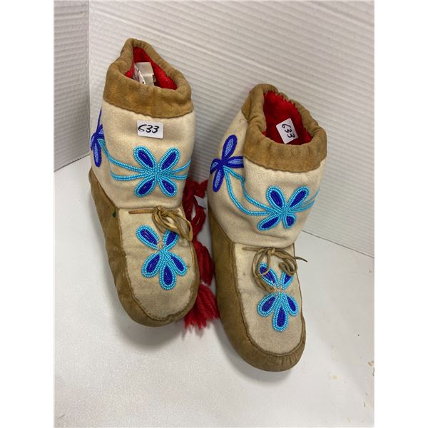 Beaded short muckluks 9 1/2 toe to heel 8  tall Native handcrafted