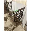 Image 3 : Sewing machine, cast iron base
