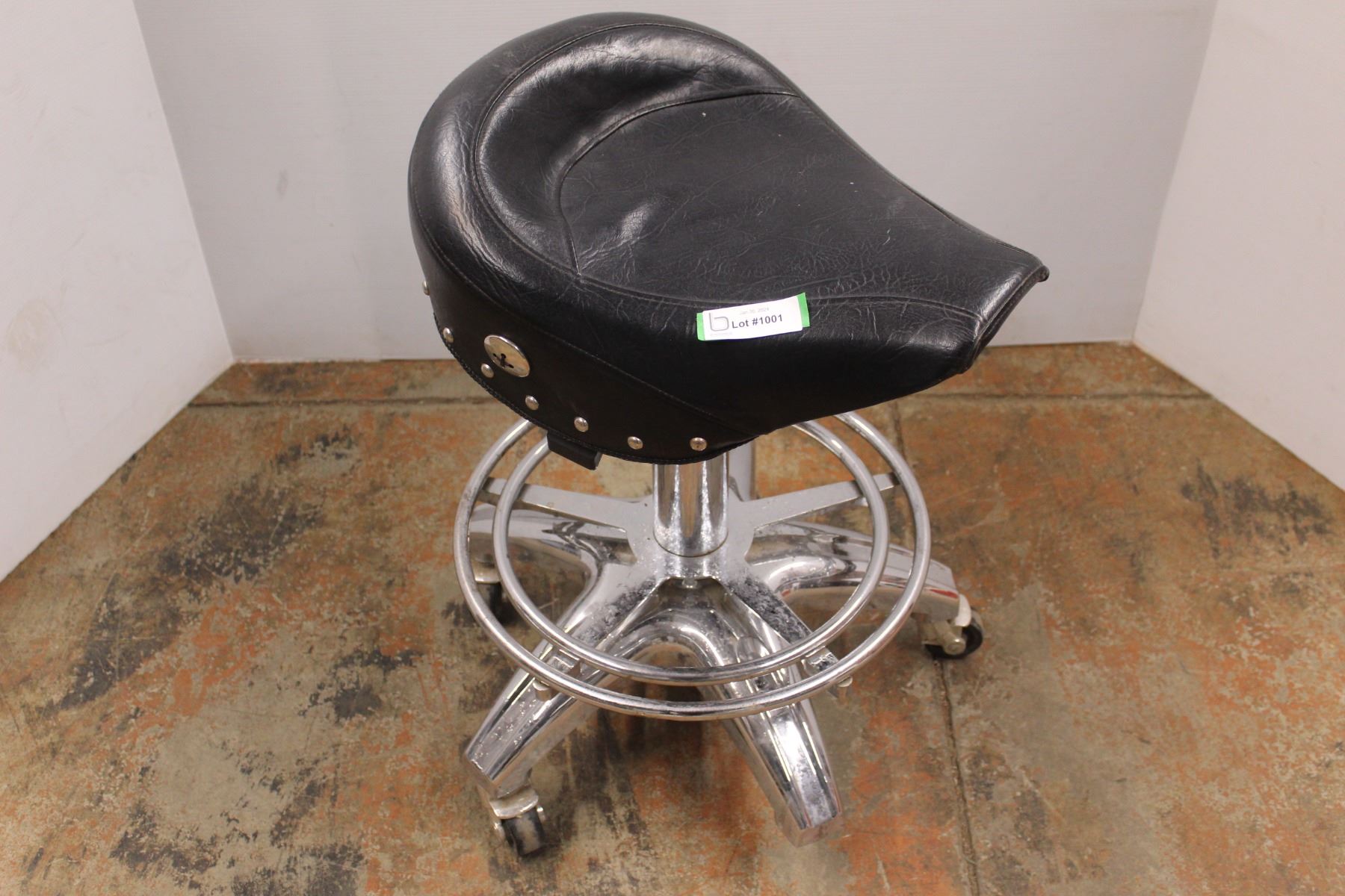 * Motorcycle Seat Hydraulic Stool - Missing Caster