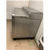Image 3 : TRUE REFRIGERATED STAINLESS STEEL PREP TABLE