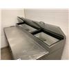 Image 5 : TRUE REFRIGERATED STAINLESS STEEL PREP TABLE