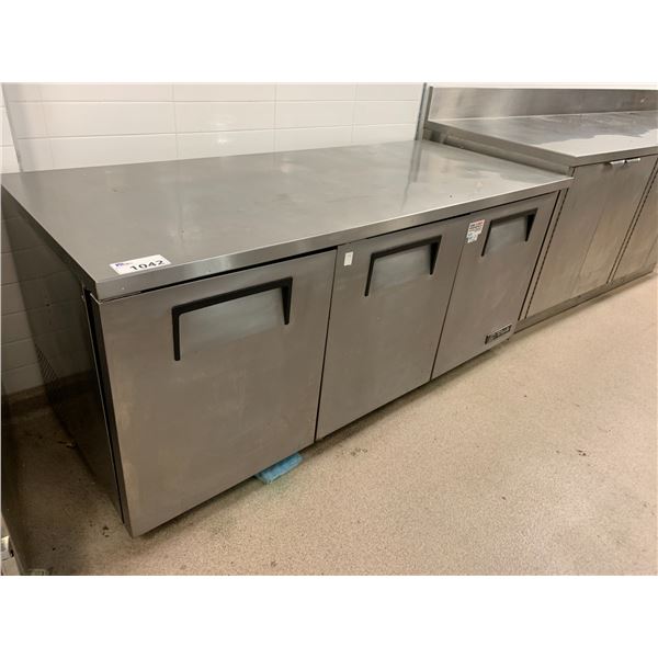TRUE REFRIGERATED STAINLESS STEEL PREP TABLE WITH REFRIGERATED CABINETS