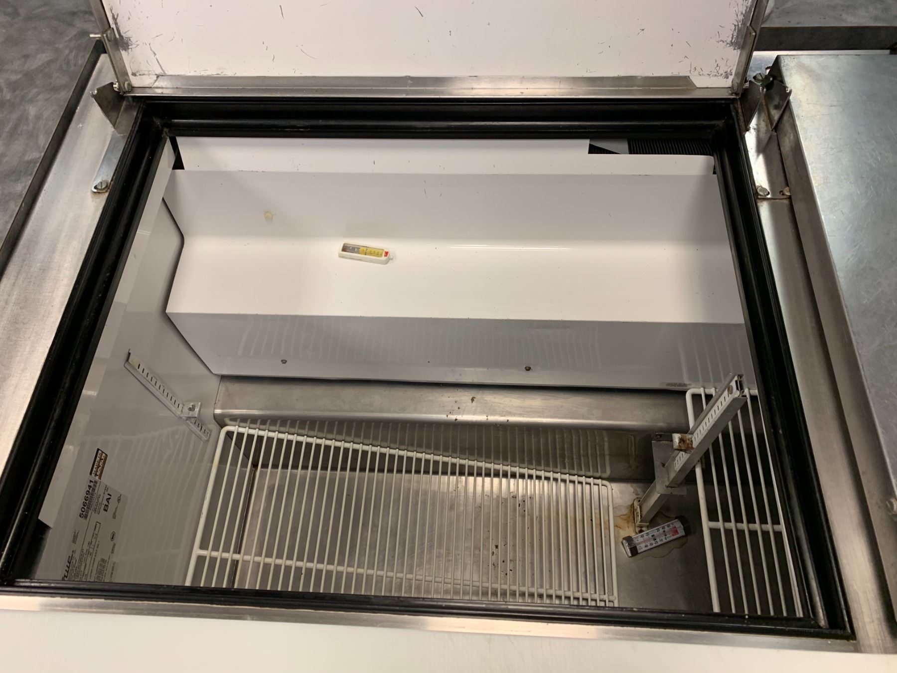 TRUE TSSU6024MBSTHC 60" SANDWICH/SALAD PREP TABLE W/ REFRIGERATED