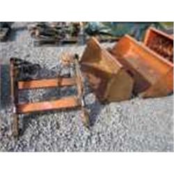 Etukuormaaja + 2 kauhaa