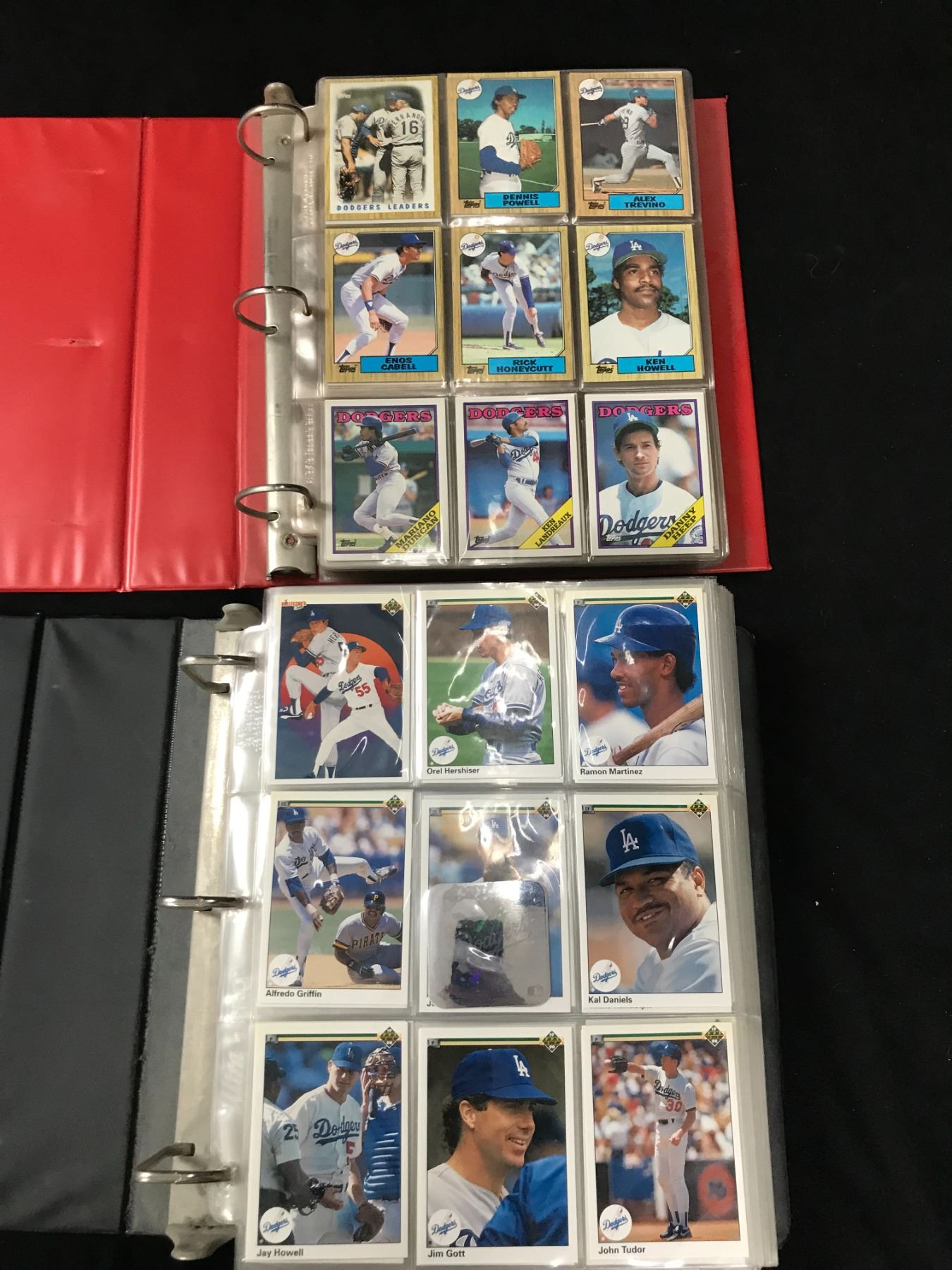 2 LARGE BINDERS OF VINTAGE BASEBALL CARDS 2 large binders of vintage baseball cards