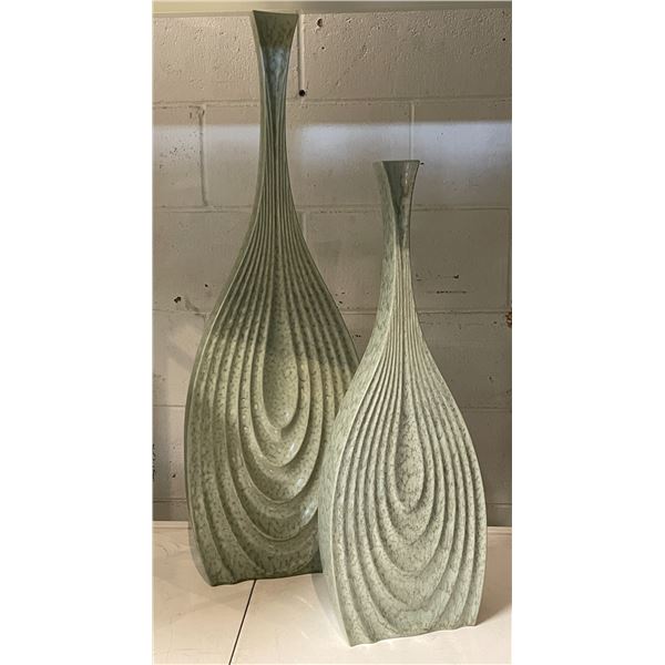 Set of 2 ceramic vases