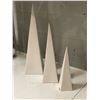 Image 2 : Set of 3 pyramid white sculptures