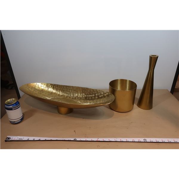 LOT DE 3 OBJETS DÉCORATIFS EN MÉTAL ASSORTIS