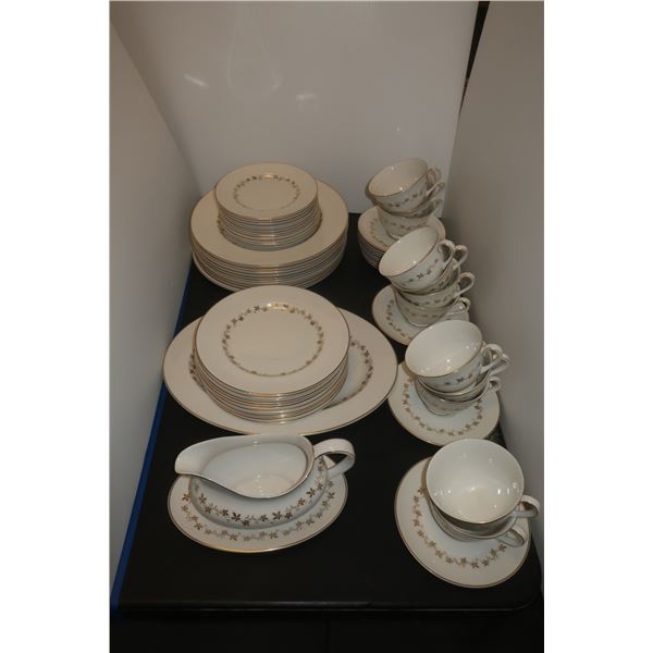 LOT DE 62pcs DE VAISSELLES