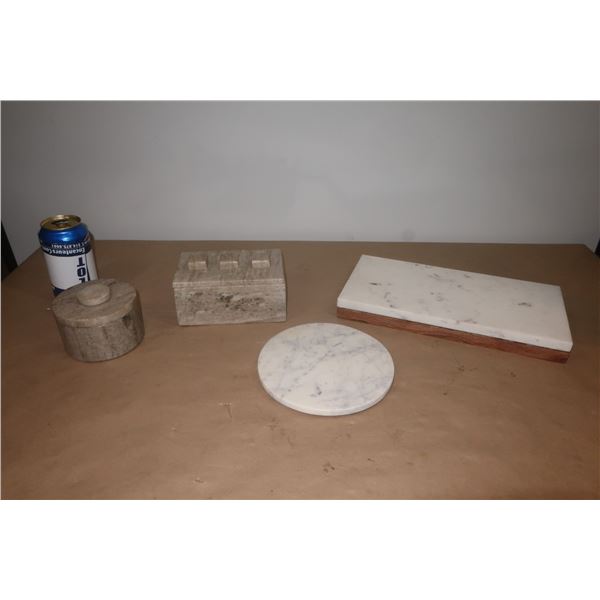 LOT DE 4 ITEMS EN PIERRE ASST