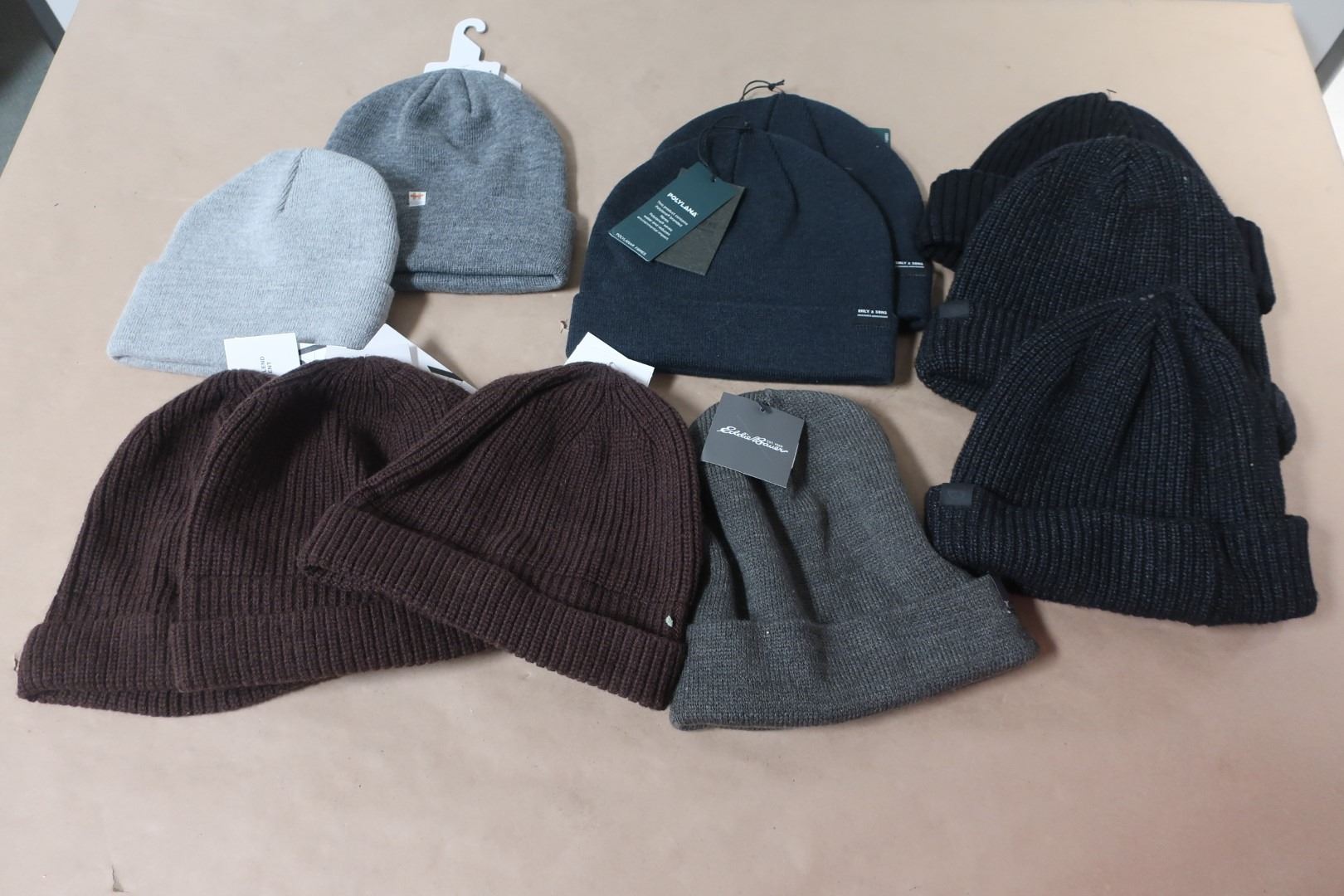 LOT DE 10 TUQUES ASST. - Continental Auctioneers