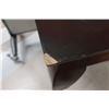 Image 2 : TABLE EN BOIS 27"x24"x25"(COIN ENDOMMAGÉ)