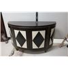Image 1 : COMMODE DEMI LUNE AVEC CLÉ 59"x22"36"