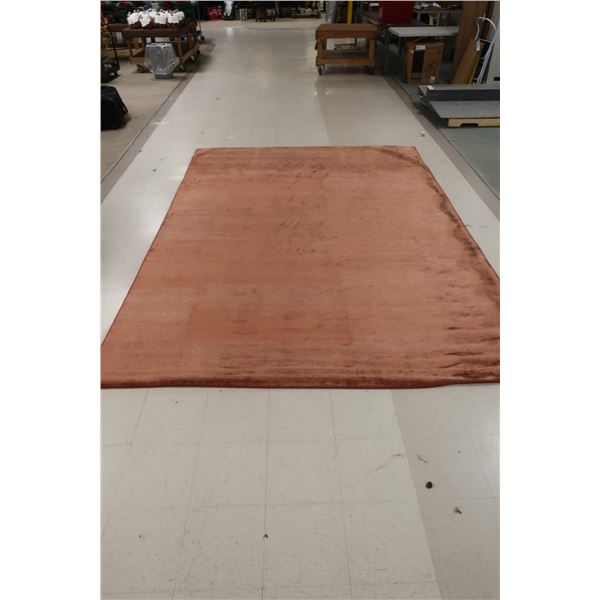 TAPIS DE SOIE COUL. SAUMON 8'x12', TACHES D’EAU -BESOINS DE NETTOYAGE