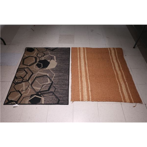 LOT DE 2 TAPIS ASST