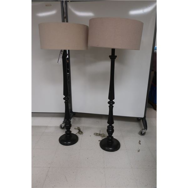 LAMPE SUR PIED