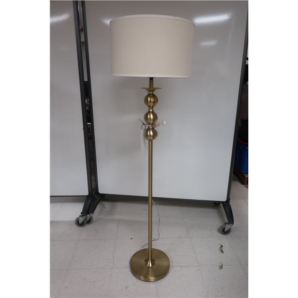 LAMPE SUR PIED