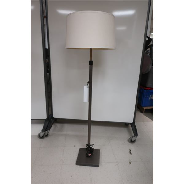 LAMPE SUR PIED