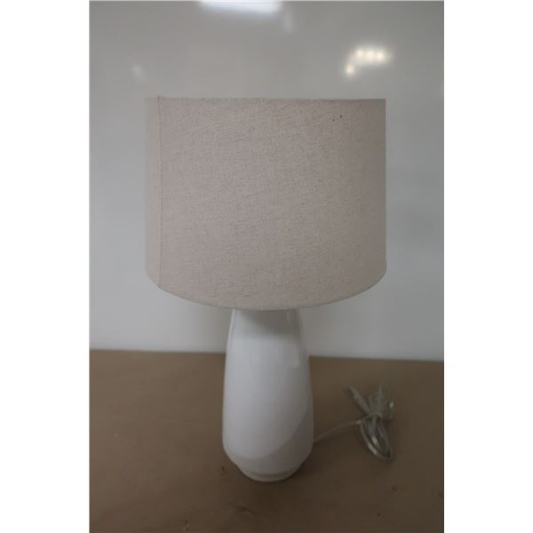 LAMPE DE TABLE