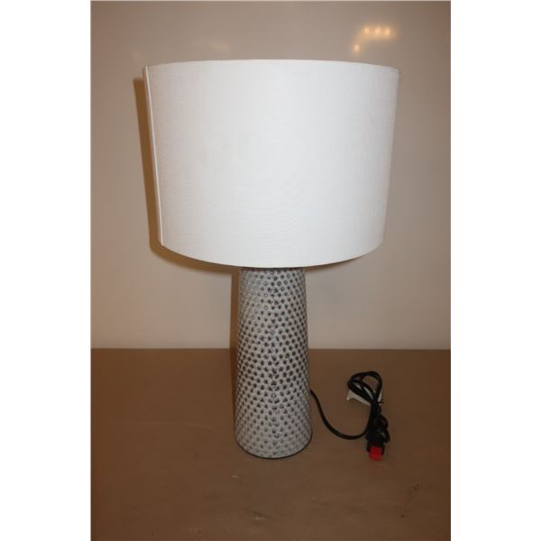 LAMPE DE TABLE