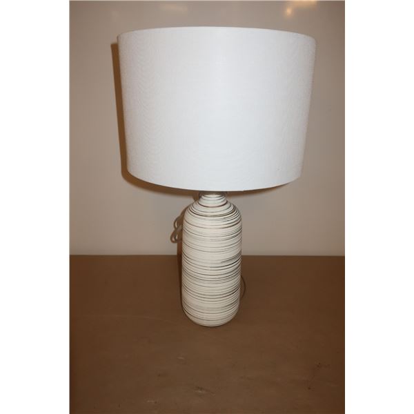 LAMPE DE TABLE