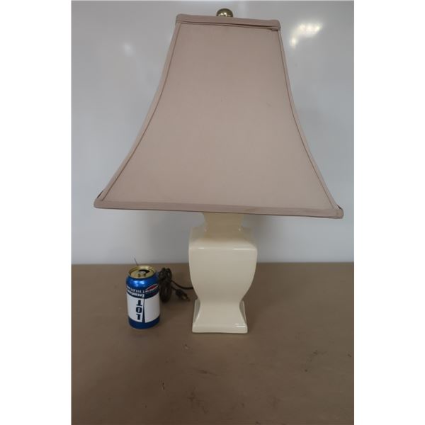 LAMPE DE TABLE