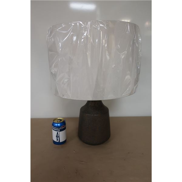 LAMPE DE TABLE