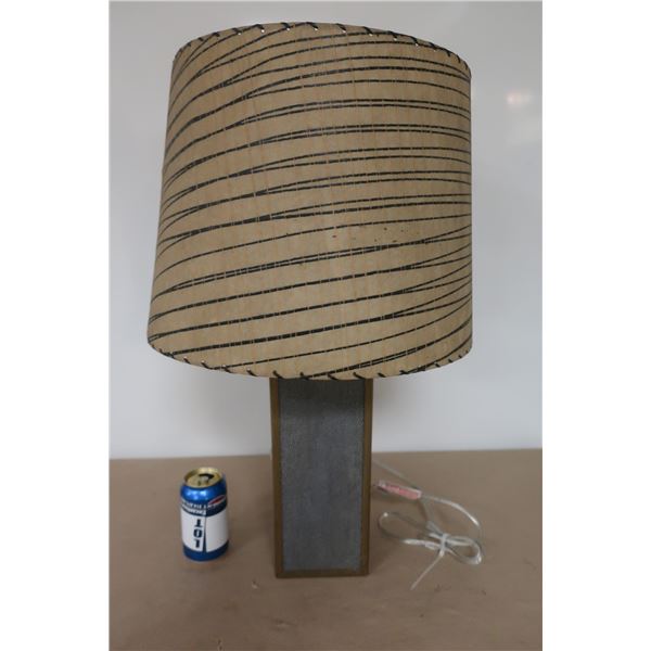 LAMPE DE TABLE