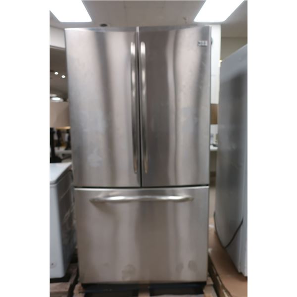 FRIGO 3-PORTES 36"x27"x70" GE PFCS1NFWA EN INOX. PORTE DE DROITE ENDOMMAGÉE