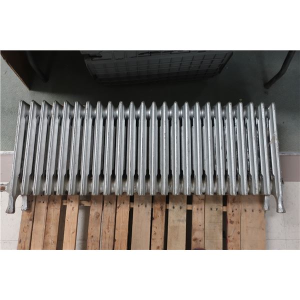 RADIATEUR EN FONTE DÉCORATIF -ÉTAT INCONNU (*****TRÈS LOURD*****) 50"x20"x7"