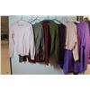 Image 2 : LOT DE 19 CHANDAILS POUR FEMMES